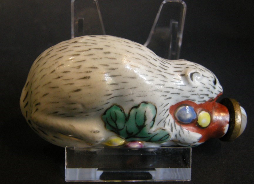 Porcelain snuff bottle enamelled polychrom in squirrel shape. China, XIXth century. 